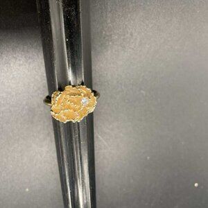 EUC Vintage Avon Gold Tone Flower Blaze Carnation Ring with Rhinestone size 8